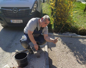 Ebner Manfred bei Pflasterarbeiten