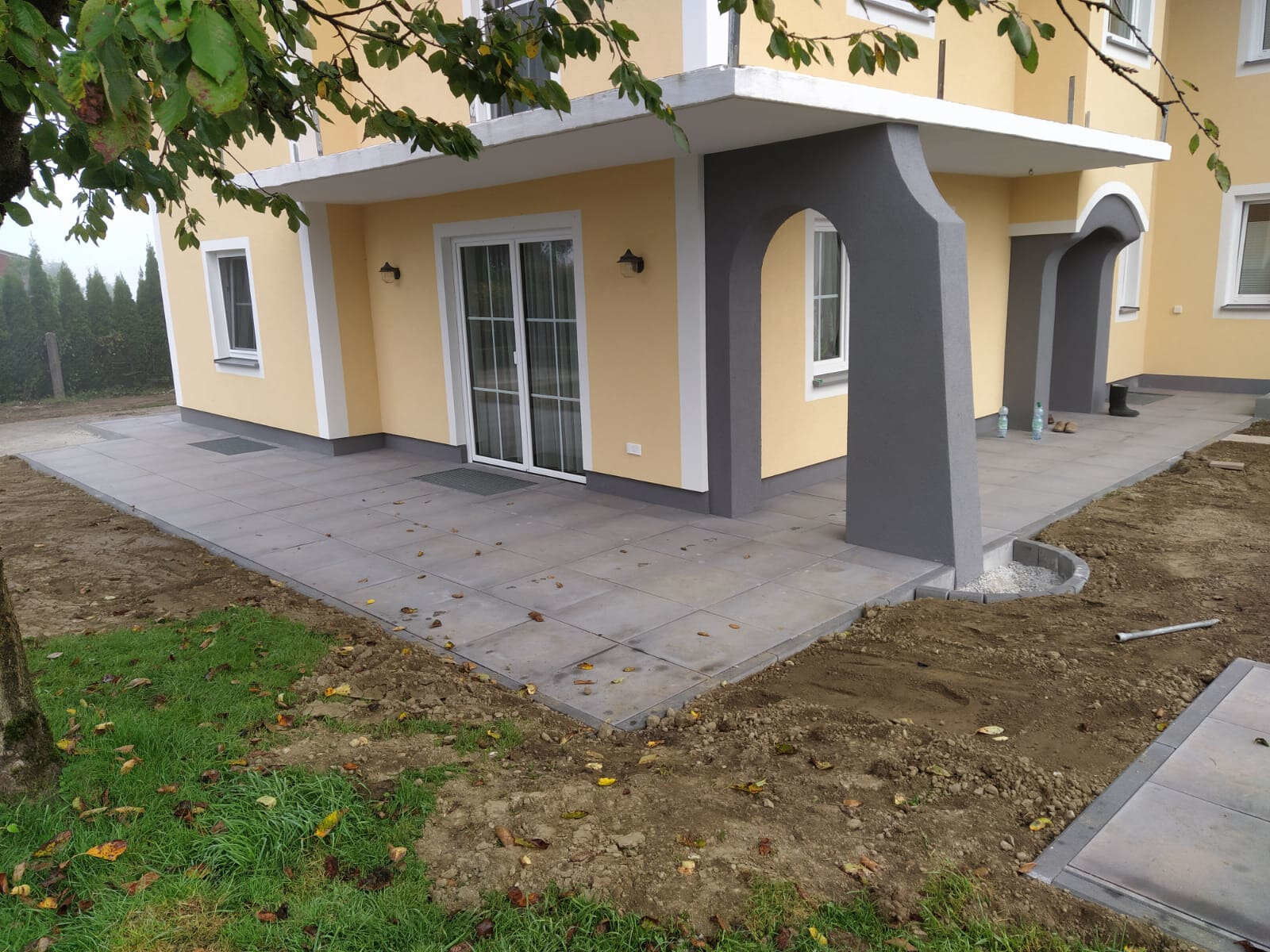 Terrasse mit Platten verlegt von Ebner Manfred Pflasterungen & Gartengestaltung