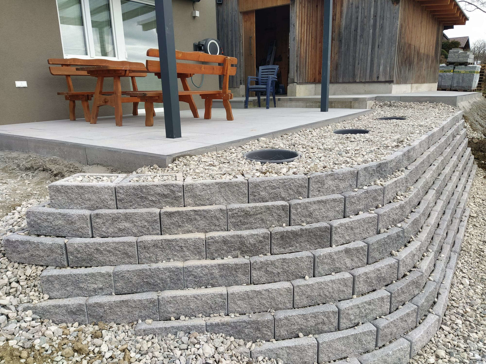 Terrasse mit Böschungsmauer von Ebner Manfred Pflasterungen & Gartengestaltung