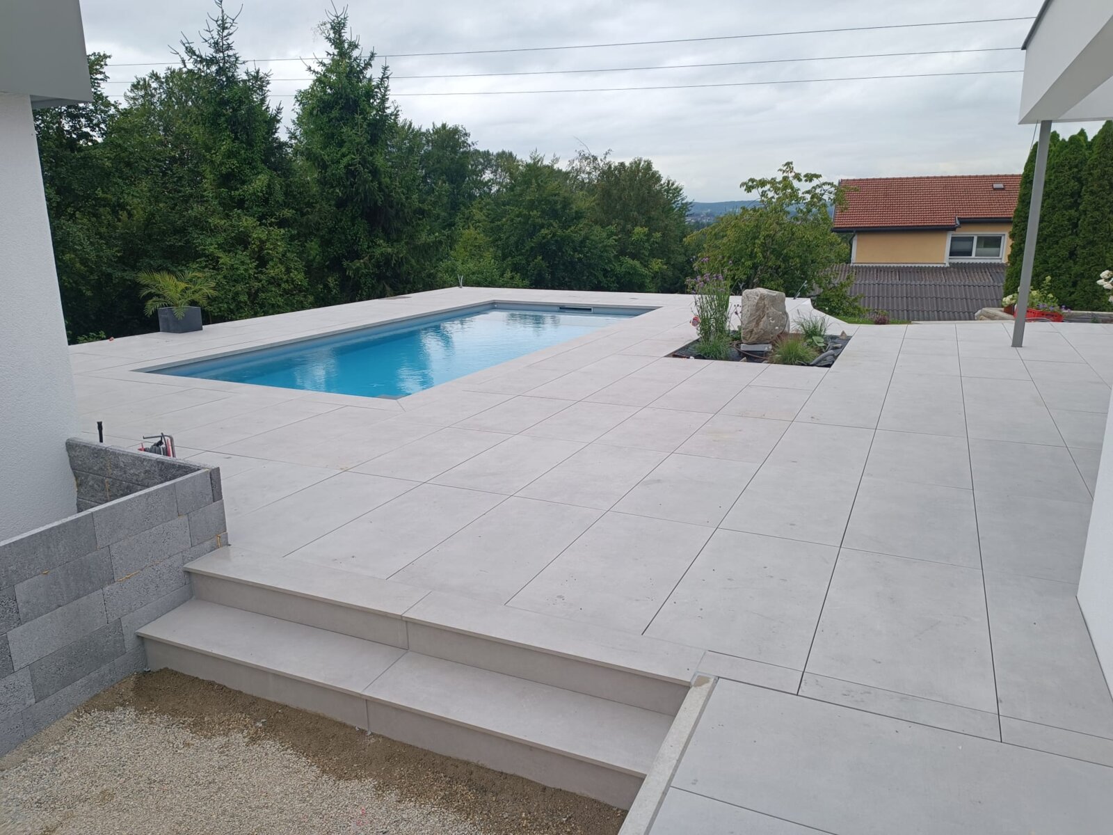 Pflasterung um Pool