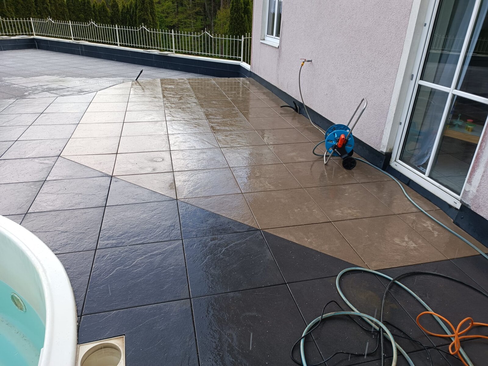 Pflasterung dunkel um Pool