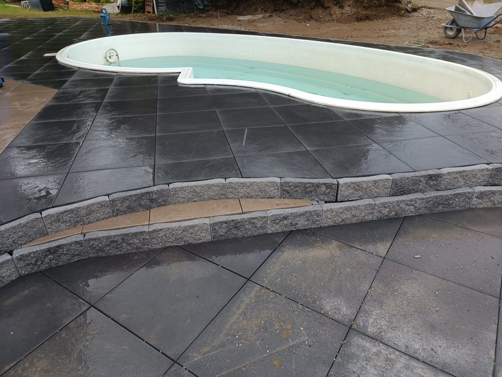 Pflasterung um Pool