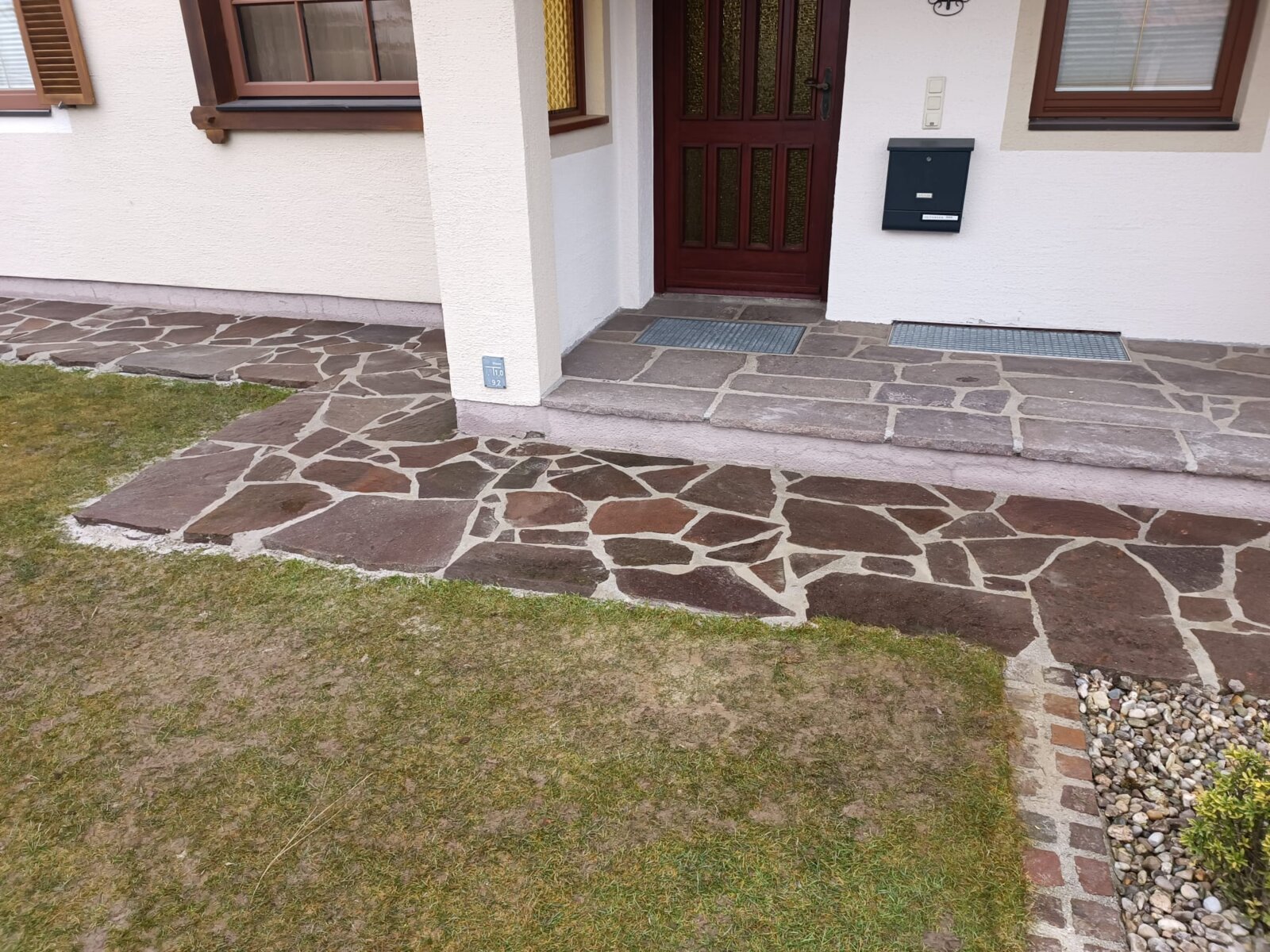 Pflasterung um Haus