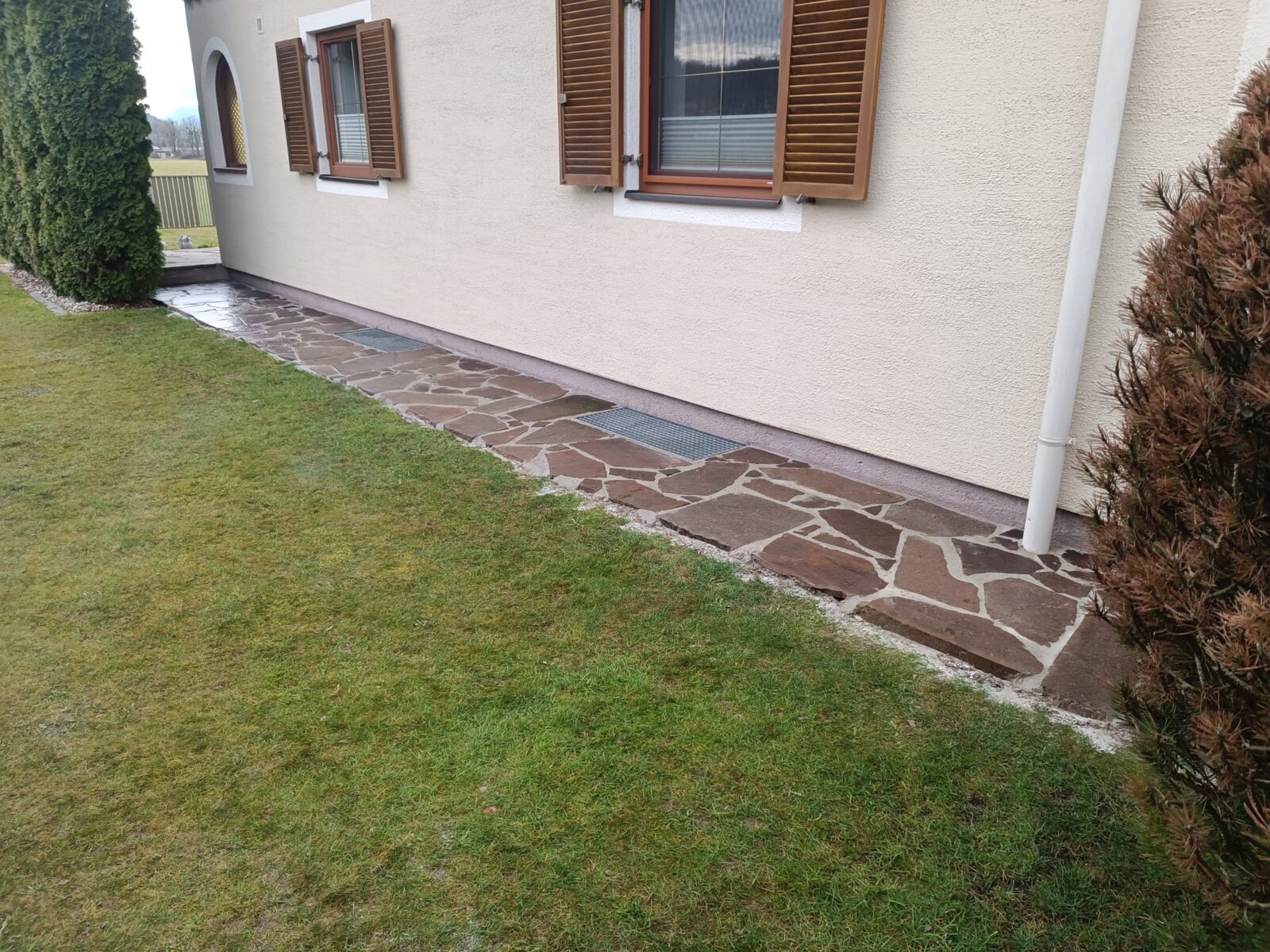 Pflasterung um Haus
