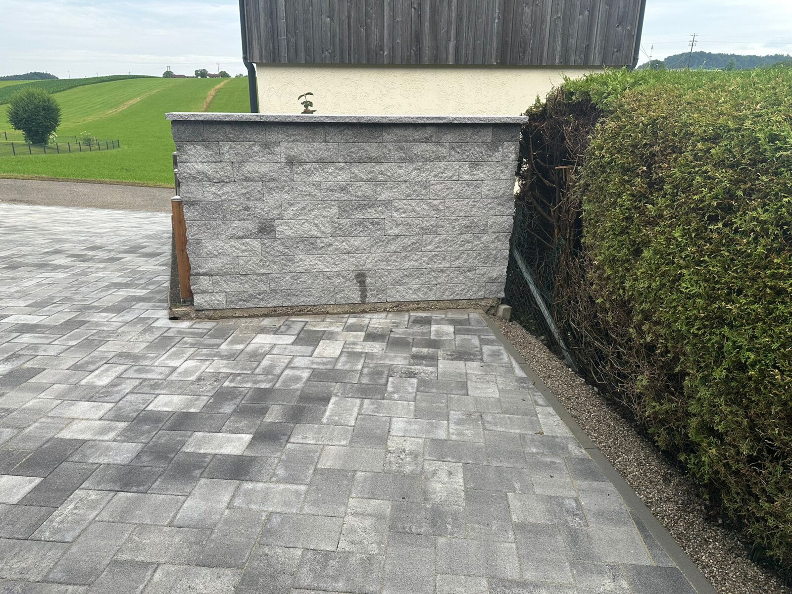 Mauer um Zufahrt