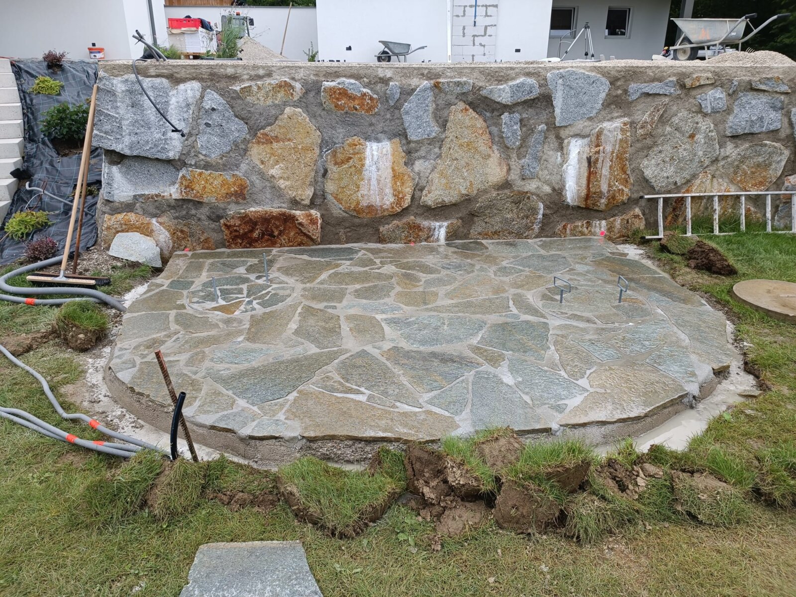 Gartengestaltungselement bepflastert